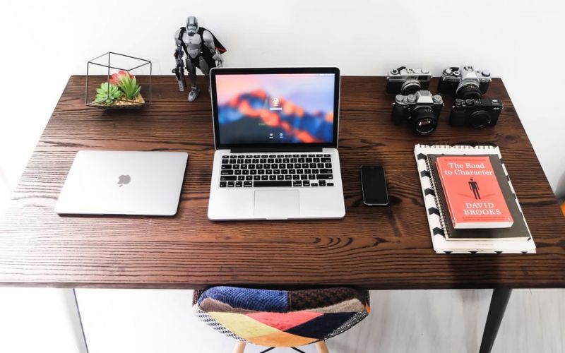 Những đồ vật nên đặt ở vị trí trung tâm của bàn làm việc