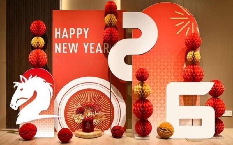 Decor Tết văn phòng bằng cách treo lồng đèn