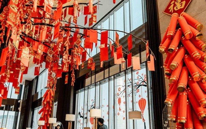 Trang trí văn phòng bằng phong bao lì xì 