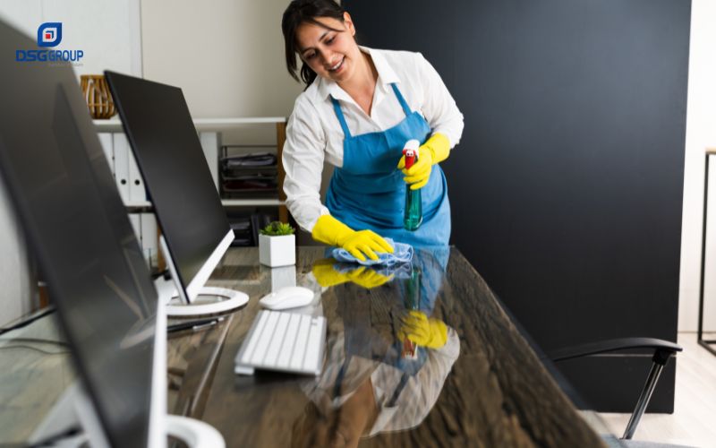 Vệ sinh bàn mặt kính luôn sạch sẽ mới mẻ