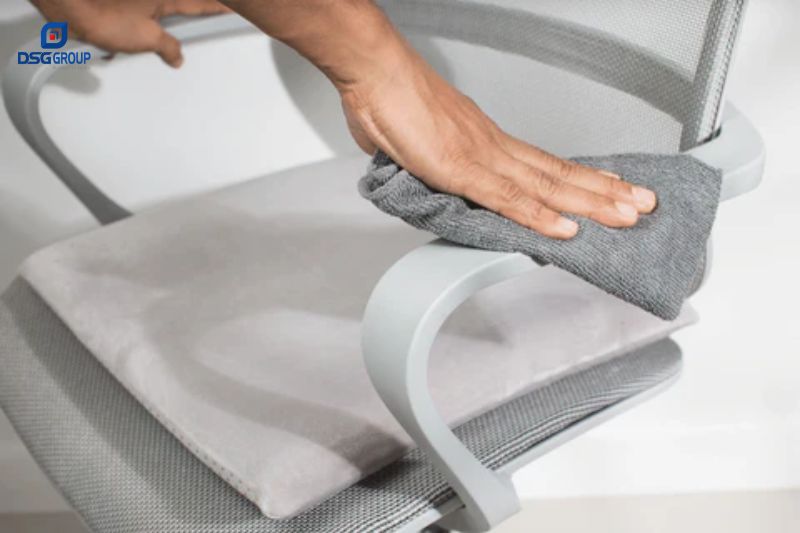 Mẹo làm sạch tay vịn và chân ghế như mới