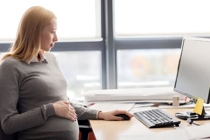 Những tư thế ngồi làm việc đúng mà các mẹ bầu nên biết