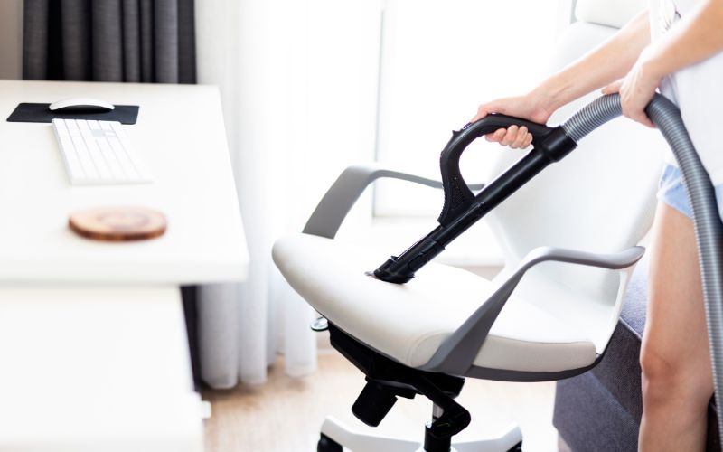 Hút bụi làm sạch những kẽ của ghế da